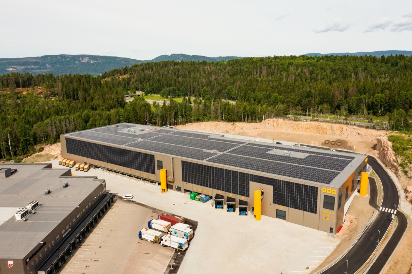 Flyfoto av ODA-lageret på Liertoppen med solcellepaneler på taket